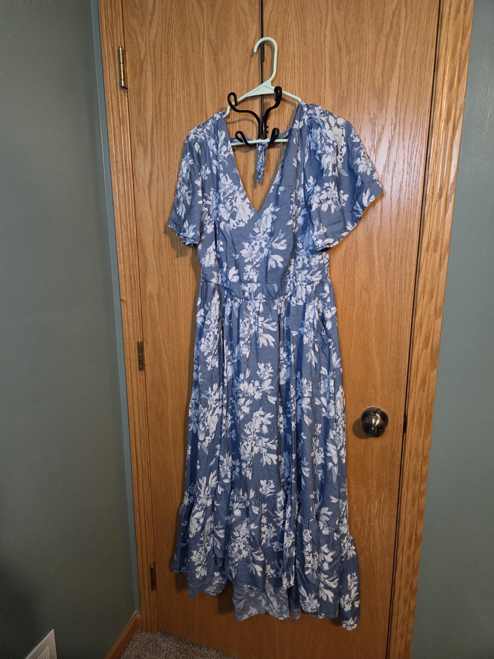 torrid Blue and White Floral V-Neck Maxi Dress size o(xl)